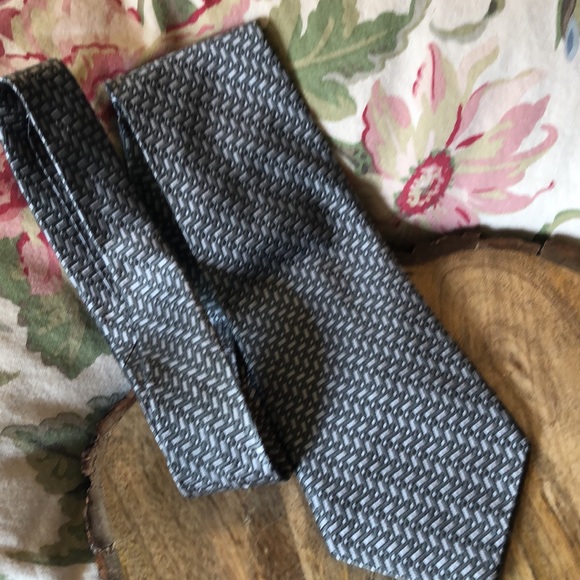 GEOFFREY BEENE 100% silk Grey Silver Textured “line” SafetyPin Pattern $129 NEW - Picture 13 of 16